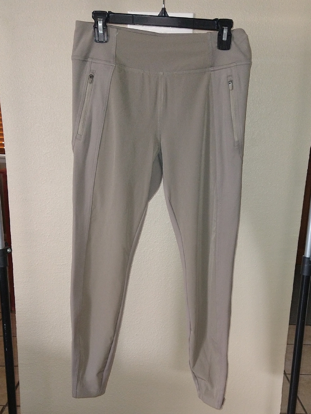 NWOT Avia Taupe Zipper Pocket Leggings